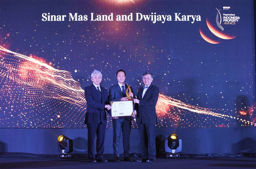 Prosesi penyerahan penghargaan untuk proyek Upper West BSD yang diterima langsung oleh Direktur Dwijaya Karya Development dalam acara Indonesia Property Awards