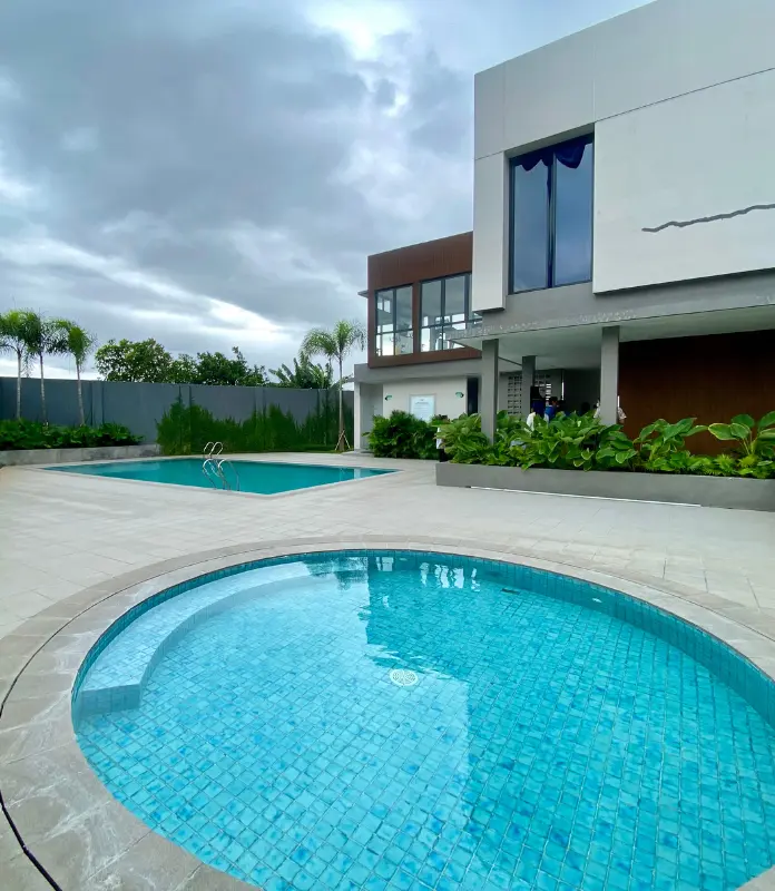 Kolam renang club house Grand Almas