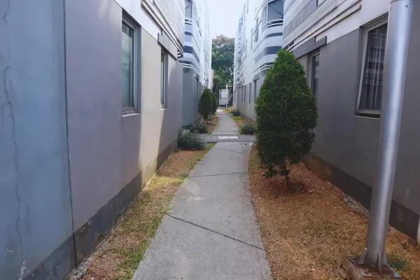 Koridor diantara bangunan gedung Anarta House BSD